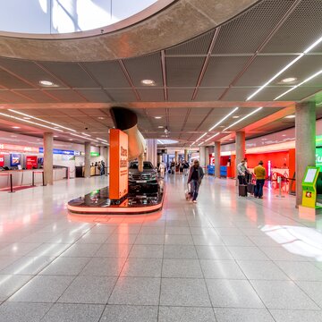 Autovermietstationen im Terminal des Flughafens Stuttgart mit Schaltern von Avis, Sixt, Europcar und weiteren Anbietern