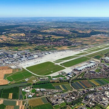Luftaufnahme des Flughafen Stuttgart mit Terminalgebäuden, Rollfeldern und umliegender Region