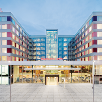 Modernes Mövenpick Hotel mit beleuchtetem Eingang am Flughafen Stuttgart.